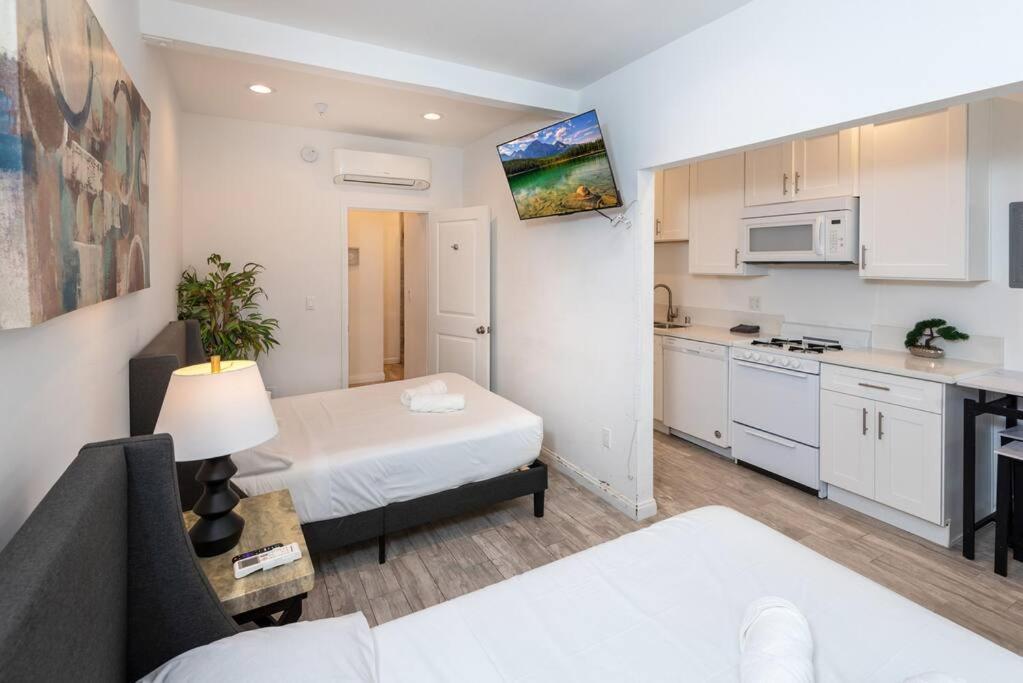 Modern Studio Gem: Perfect For Four Villa Los Angeles Bagian luar foto